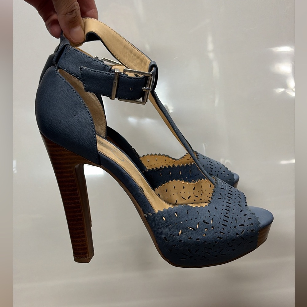 Chic Blue Peep Toe Heels Jessica Simpson size 6.5
EuC Online Yardsale